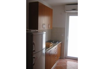 Privatni smještaj Gradac 4